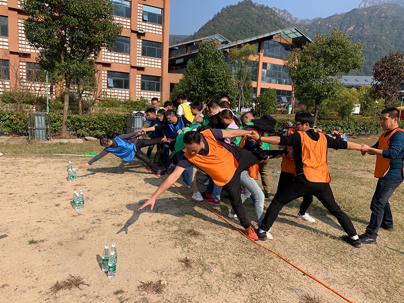 不忘初心、繼續(xù)前行、同心同行、勇攀高峰——屯溪城建投公司開展“不忘初心、牢記使命”主題教育素質(zhì)拓展訓練