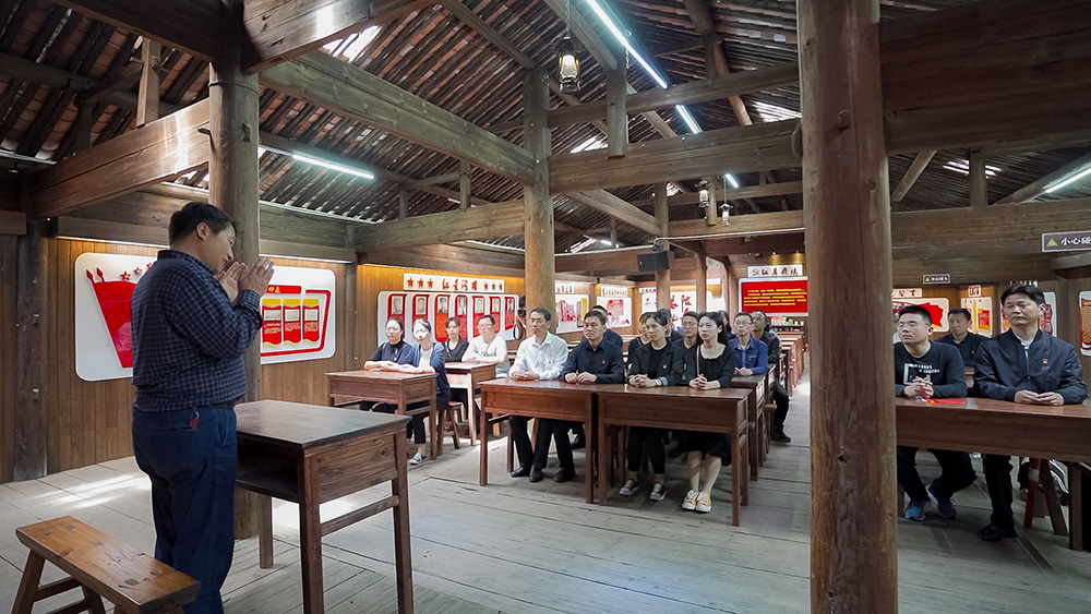 屯溪區(qū)國投集團(tuán)開展學(xué)黨史、祭英烈主題黨日活動(dòng)