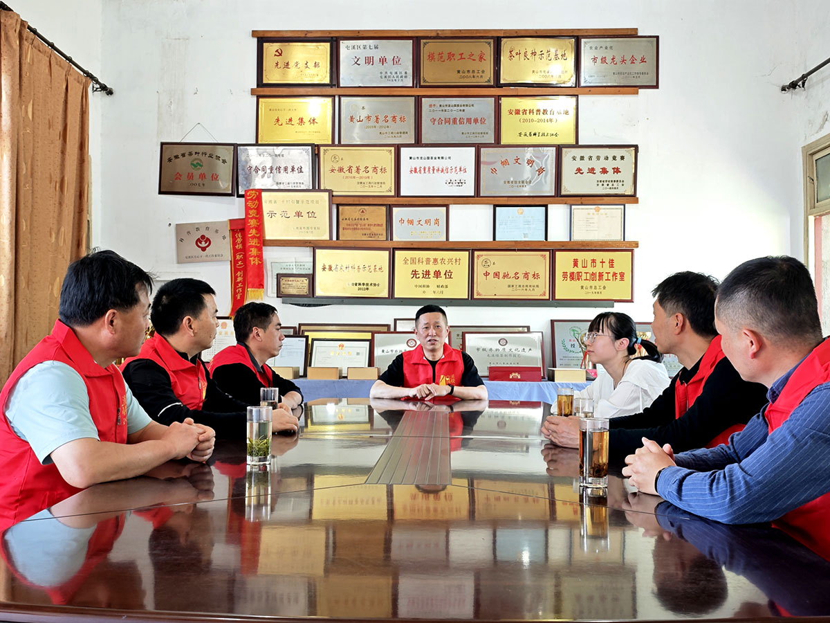 昱城產(chǎn)投公司黨支部開展“茶香潤(rùn)初心，黨旗映茶園”主題黨日活動(dòng)