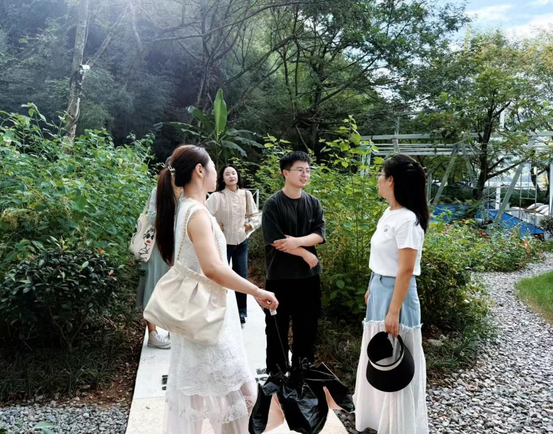 實(shí)地研學(xué)促提升 謀劃發(fā)展啟新程—昱城文旅公司黨支部開(kāi)展“循‘雙村’賦能跡，謀文旅發(fā)展篇”主題黨日活動(dòng)